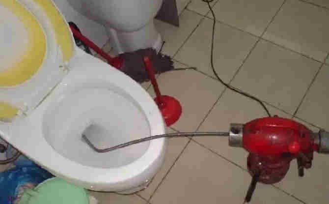 镶黄马桶通下水